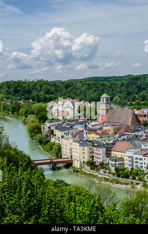 Die kleine Stadt Wasserburg am Inn befindet sich auf einer Halbinsel, gebildet durch den gewundenen Inn Stockfoto