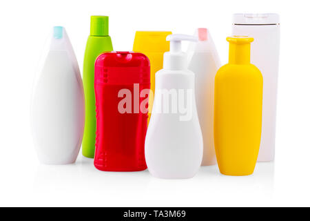 Bunten Plastikflaschen (Shampoo, Duschgel, Sonnenbräune, Lotion) isoliert auf weißem Hintergrund Stockfoto