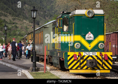 MOKRA GORA, Serbien - 6. Mai 2015: Diesel Zug für die Abreise am Sarganska Osmica touristischen Zug bereit. Auch Sargan-tests Zur acht genannt, es ist ein schmaler ga Stockfoto