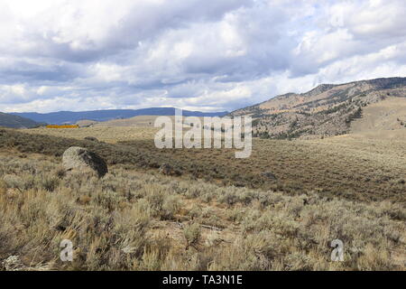 Rolling Hills in Yellowstone National Park bedeckt mit sagebrush Stockfoto