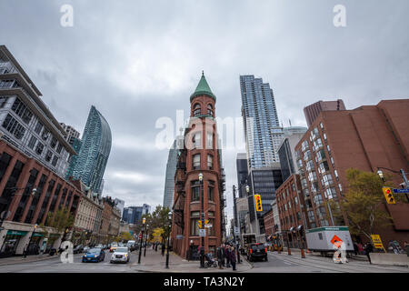 TORONTO, KANADA - 13. NOVEMBER 2018: gooderham Gebäude, auf der Wellington Street, von älteren Gebäuden und modernen Wolkenkratzern umgeben. Es ist ein Stockfoto