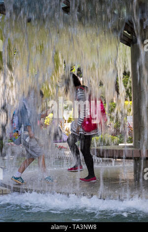 Kinder spielen in den Brunnen im Park, Hong Kong SAR, China Stockfoto