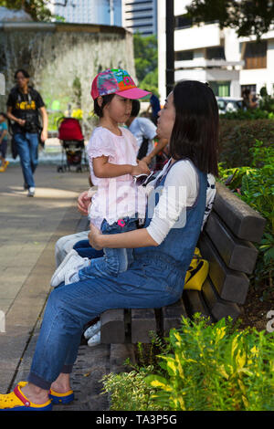 Chinesischen Mutter und Tochter, Hong Kong Park, SAR, China Stockfoto