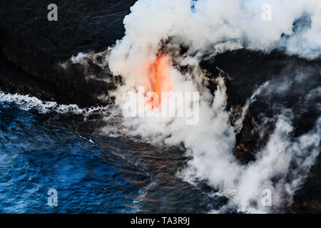 Luftaufnahme von Lava ins Meer fließt aus Hawaii Stockfoto