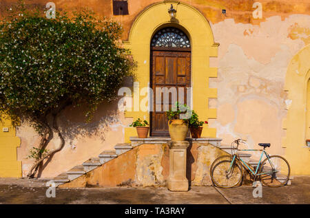 Classic, gemeinsame Sizilianischen Tür mit Fahrrad Stockfoto