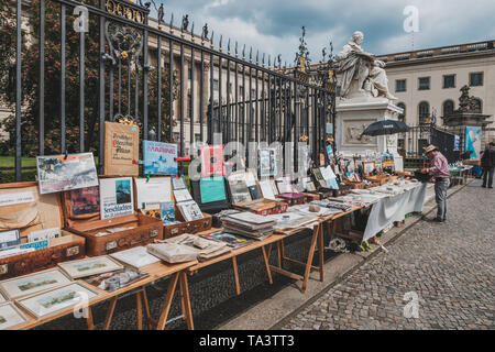 Berlin, Deutschland - Mai, 2019: Gebrauchte Bücher, Second Hand Bücher zum Verkauf auf Flohmarkt vor der Humboldt-Universität in Berlin, Deutschland Stockfoto