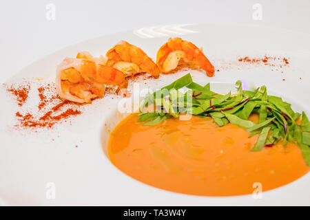 Traditionelle cremige Suppe mit Garnelen und Petersilie in einer Schüssel auf den Tisch. Selektive konzentrieren. Stockfoto