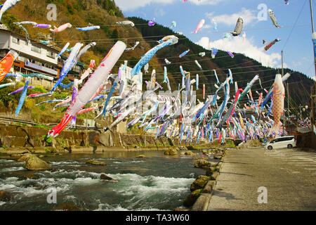 Tsuetate-Onsen Hot Springs Koinobori (Carp Streamer) Festival, Präfektur Kumamoto, Japan Stockfoto