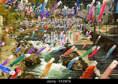 Tsuetate-Onsen Hot Springs Koinobori (Carp Streamer) Festival, Präfektur Kumamoto, Japan Stockfoto