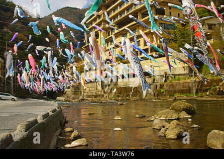 Tsuetate-Onsen Hot Springs Koinobori (Carp Streamer) Festival, Präfektur Kumamoto, Japan Stockfoto