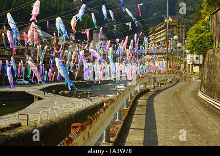 Tsuetate-Onsen Hot Springs Koinobori (Carp Streamer) Festival, Präfektur Kumamoto, Japan Stockfoto