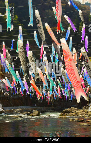 Tsuetate-Onsen Hot Springs Koinobori (Carp Streamer) Festival, Präfektur Kumamoto, Japan Stockfoto