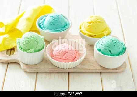 Pastellfarben Eis in weißen Schalen Stockfoto