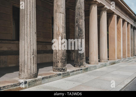 Alte und neue Spalten an restaurierten historischen Fassade an der Museumsinsel - antike Architektur Stockfoto