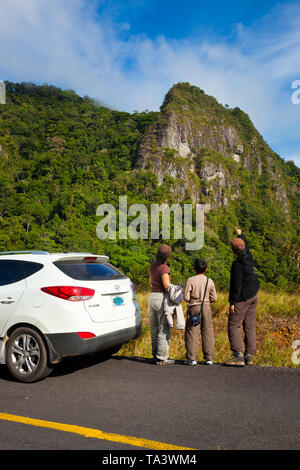 Eine Familie ist auf der Suche am schönen Berg Cerro La Cruz in Altos de Campana Nationalpark, Republik Panama. Stockfoto