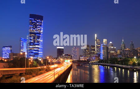 Philadelphia Skyline bei Nacht mit dem Schuylkill River im Vordergrund Stockfoto