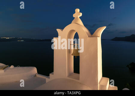 Santorini griechische Kirche bei Nacht, Stadt Oia, Santorini, Griechenland. Stockfoto