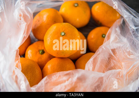 Mandarinen aus dem Supermarkt gekauft in einem einzigen Kunststoff produzieren Beutel. Nicht umweltfreundlich. Schöne orange Obst, keine Marke angezeigt. Stockfoto