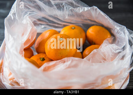 Mandarinen aus dem Supermarkt gekauft in einem einzigen Kunststoff produzieren Beutel. Nicht umweltfreundlich. Schöne orange Obst, keine Marke angezeigt. Stockfoto