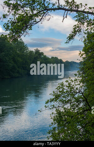 Fluss namens Adda im Norden von Italien zwischen zwei Holz Stockfoto