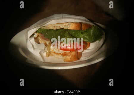 Sandwich in Tuch gewickelt Stockfoto
