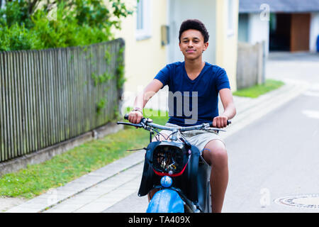 Mann reiten auf einem altmodischen Motorrad Stockfoto