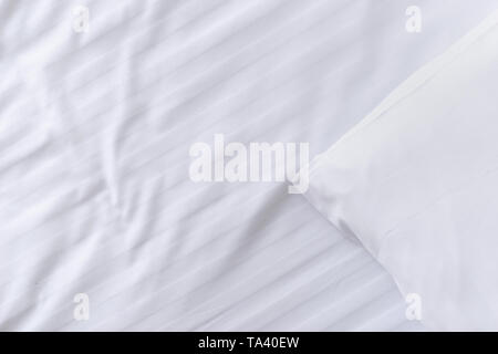 Ansicht von oben Ecke des weißen Kissen auf sauberen, weißen Bett, Platz kopieren Stockfoto