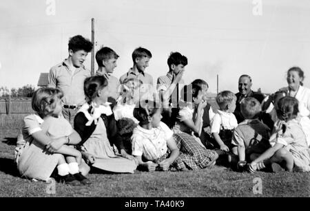 Hector King erzählt Geschichten für die Kinder im Waisenhaus in Peacehaven Gracie Fields, Sussex um 1960 s Stockfoto