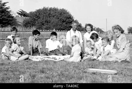 Hector, der König, die Geschichten zu den Kindern bei Gracie Fields Waisenhaus in ca. 1956 mit seiner Schwester und Nichte und ihre Kinder Stockfoto