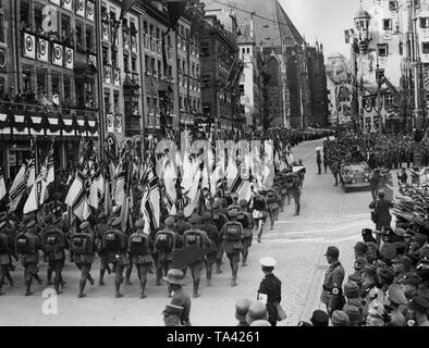 Parade der flagbearers des Stahlhelm Vergangenheit Adolf Hitler (stehend in einem Automobil auf den so genannten "Adolf-Hitler-Platz, heute der wichtigste Markt) auf der Nürnberger Rallye der NSDAP. Im Hintergrund die St. Sebaldus Kirche, auf der rechten Seite, die Schoener Brunnen. Stockfoto