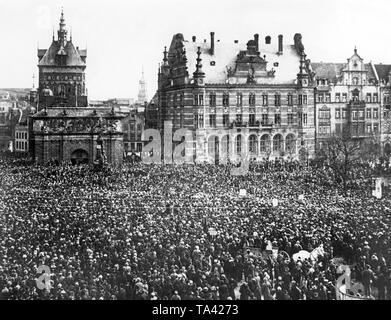 Auf dem Heumarkt in Danzig, Bürger versammeln sich gegen Abtretung von Danzig nach Polen zu protestieren. In den Augen dieser Entscheidung des amerikanischen Präsidenten Woodrow Wilson, verletzt das Recht der Völker auf Selbstbestimmung. Ein großer Teil der Danziger Bevölkerung hatte einen Deutschen biographischen Hintergrund. Die Trennung von Danzig aus Deutschland erfolgte nach den Bestimmungen des Versailler Vertrages und der Liga der Nationen. Stockfoto