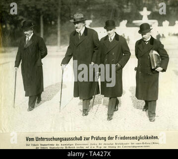 Von Außenminister Arthur Zimmermann, der ehemalige Kanzler Theobald von Bethmann Hollweg und Staatssekretär Karl Helfferich auf dem Weg zu ihrer Aussage vor dem Untersuchungsausschuss im Hinblick auf die Frage der Kriegsschuld und Prüfung des Friedens Siedlungen. Die Nationalversammlung ist bemüht, alle überlebenden Politiker und Militärs Aussagen zu machen zu lassen. Stockfoto