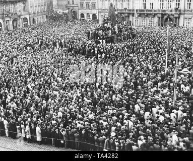 Rallye am Altstädter Ring in Prag anlässlich des Stellvertretenden Reich Protector Reinhard Heydrich des Attentats. Ministerpräsident Jaroslav Krejci und Bildungsminister Emanuel Moravec eine Rede auf der Kundgebung geben. Im Mai 1942 Tschechische Widerstandskämpfer verpflichtet, ein Attentat auf den damaligen stellvertretenden Reich Protector Reinhard Heydrich. Stockfoto