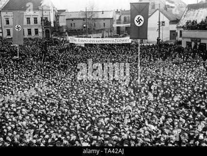 Blick auf die Masse, die am Marktplatz/Theater Platz der Memel (Klaipeda) während der Rede von Adolf Hitler. Im Hintergrund ein Banner: "Wir danken unserem Führer". Stockfoto