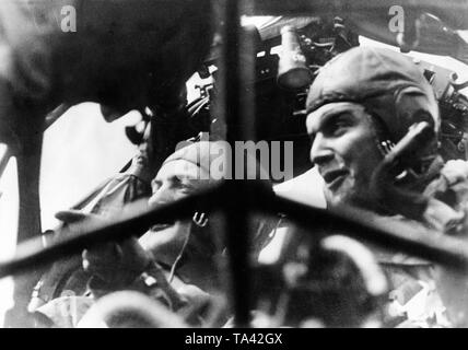 Der Pilot und Beobachter prüfen die Funktionalität der Instrumente der Flugzeuge Luftwaffe (vermutlich eine Junkers Ju 88) vor dem Start in Frankreich, Mai 1940. Foto: kriegsberichterstatter Stempka. Stockfoto