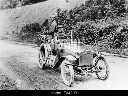 Eine deutsche Patrouille Auto in den ersten Wochen des Ersten Weltkrieges auf den Donon, der höchste Berg in den Vogesen. Stockfoto