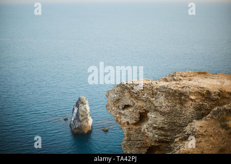 Felsen über dem Meer für Product Placement. Design Hintergrund der Felsvorsprung Oberfläche über dem Ozean auf den Sonnenuntergang. Stockfoto