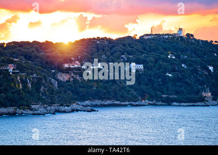 Cap Ferrat Halbinsel Sonnenuntergang Blick von Villefranche-sur-Mer, eine herrliche Landschaft der Côte d'Azur, Alpes Maritimes Departement von Frankreich Stockfoto