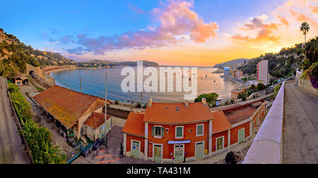 Villefranche-sur-Mer idyllischen französischen Riviera Stadt sunset Panoramaaussicht, Alpes-Maritimes Region in Frankreich Stockfoto