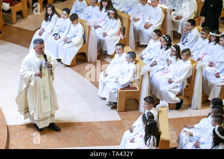 Zagreb, Kroatien - 5. Mai 2019: Der Priester hält das Gebet während der Kommunion in der Kirche von Allerheiligen in Zagreb, Kroatien. Stockfoto