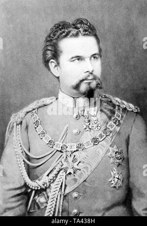 Dieses Foto aus dem Jahr 1875 zeigt König Ludwig II. von Bayern. König Ludwig II. trägt die Bestellung von St. Hubert, das Haus der Wittelsbacher und einer der vier Königlichen Bayerischen Bestellungen. Nach seiner Aussage am 9. Juni 1886, sein Onkel Luitpold übernahm, als Prinzeregent, die staatlichen Angelegenheiten des bayerischen Königreiches. Durch seine Tätigkeit als Erbauer von vielen bekannten bayerischen Schlösser, König Ludwig II. erhielt den Spitznamen "Märchenkönigs". Stockfoto