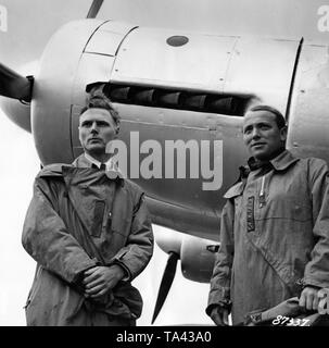 Das Bild zeigt die Piloten Seibert (links) und Heintz (rechts) vor dem Junkers Ju 88 V5. Dieser Dummy der Ju 88 wurde von den beiden Piloten getestet. Am 19.3.1939 stellten eine neue internationale Geschwindigkeitsrekord auf der Dessau-Zugspitze Route mit diesem Flugzeug. Stockfoto