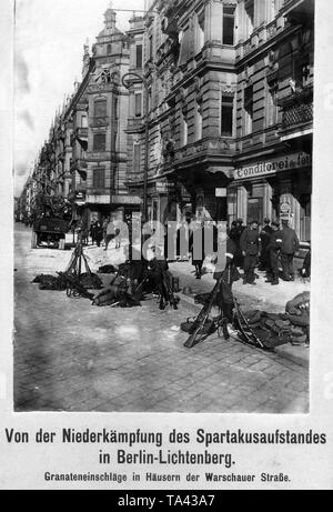 Im Zuge der Berliner Maerzkaempfe (März kämpft), Regierung Truppen sammeln in der Warschauer Straße. Die Bewohner sehen sie aus ihren Häusern durch die Kämpfe beschädigt. Stockfoto