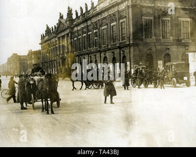 Im Laufe der Kämpfe Maerzkaempfe (März) von der Regierung loyalen Truppen Fahrzeuge für Waffen auf der Straße Unter den Linden prüfen. Stockfoto