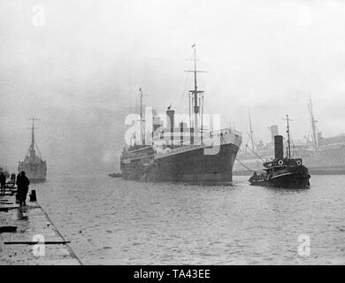 Die italienische Passagierdampfer "Leonardo da Vinci" erreicht die East India Docks in London. An Bord des Schiffes waren Bilder für eine Ausstellung im Burlington House. Stockfoto