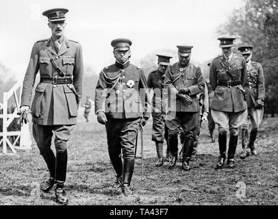 Die japanische Prinz Kaya (rechts) mit allgemeinen Farren Marschall (links) bei einer militärischen Manöver der Britischen Armee in Aldershot. Prinz Kaya war der Cousin des Japanischen Empress Kojun, die Frau von Kaiser Hirohito. Stockfoto