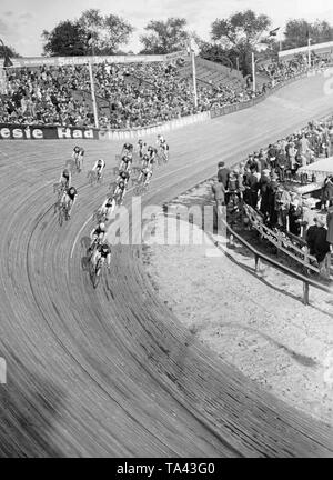 Blick auf die Spur und Zuschauer steht im Berliner Ruett-Arena. Stockfoto