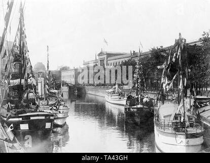 Anlässlich der Hochzeit von Kronprinz Wilhelm von Preußen und seiner Verlobten Prinzessin Cecilie von Mecklenburg Straßen und öffentlichen Plätzen in Berlin und Potsdam waren festlich geschmückt. Girlanden und Fahnen wurden auch für die Schiffe auf der Spree befestigt (wie hier auf der Berliner Museumsinsel). Stockfoto