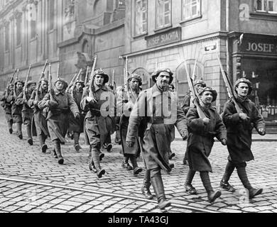 Legionnaires der tschechoslowakischen Legion März durch die Straße. Die tschechoslowakische Legion war eine militärische Organisation, die an der Seite der Entente in den Ersten Weltkrieg gekämpft. Stockfoto