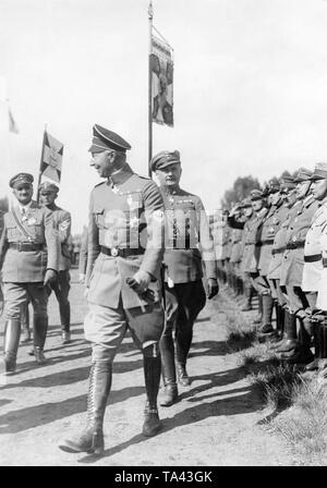 Anlässlich des 10. Jahrestages der Stahlhelm Ortsgruppe Perleberg, der Kronprinz (Mitte) besuchte die Stadt Brandenburg. Hier nimmt er die Salute von Stahlhelm Mitglieder auf dem Sportplatz. Stockfoto